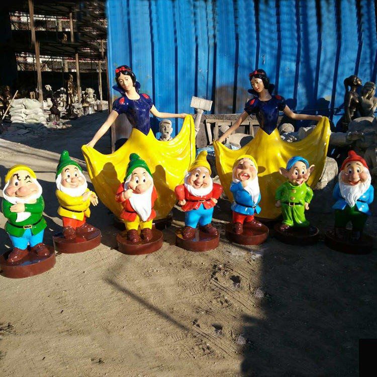 小矮人雕塑廠家，小區(qū)廣場(chǎng)卡通雕塑，玻璃鋼彩繪工藝制作