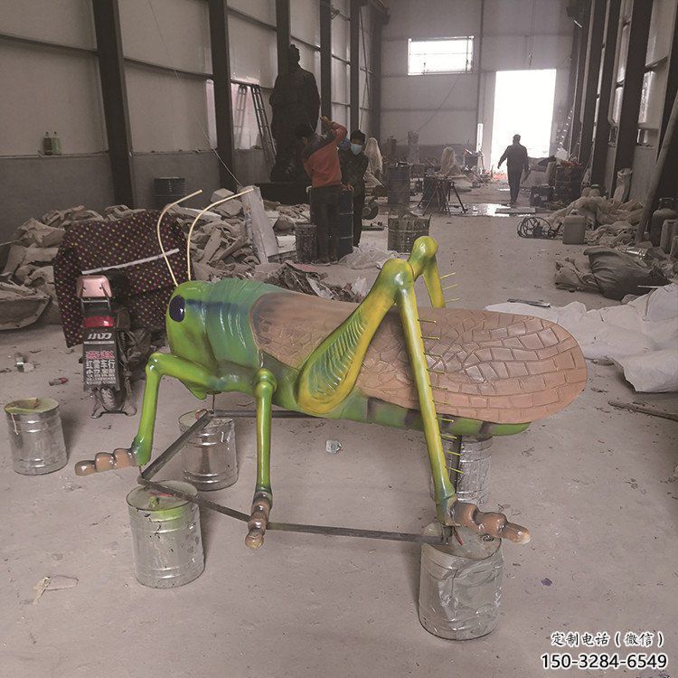 步行街蝗蟲雕塑，鑄銅昆蟲雕塑，彩繪效果