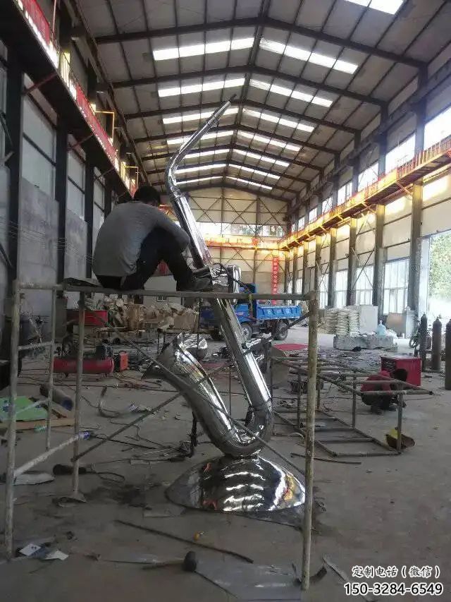 鏡面薩克斯雕塑 烤漆大型西方樂隊雕塑 彩繪樂器雕塑