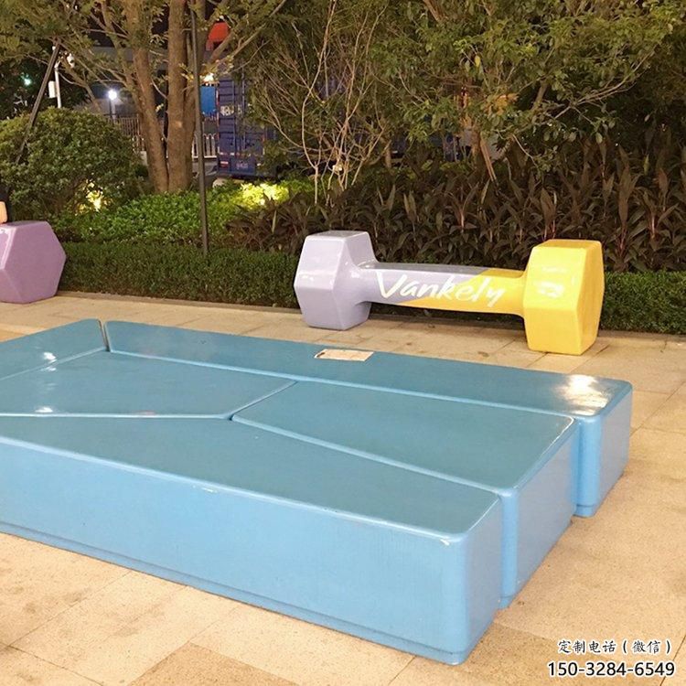 仿真啞鈴坐凳雕塑，藝術(shù)美陳設(shè)計(jì)