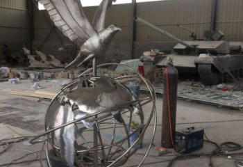 地球儀雕塑選用，美陳雕塑，金屬老鷹踩地球儀雕塑標準