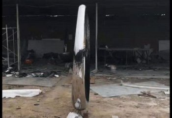 抽象月牙雕塑，小區(qū)雕塑，鏤空月牙雕塑制作精選