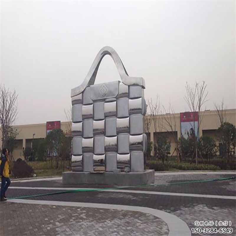 萬柏林景觀背包雕塑優(yōu)選，陸地擺件，園林不銹鋼背包雕塑供應